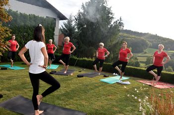 JOGA Z JANO NA DOMAČEM VRTU IN PRAZNOVANJE PRIJATELJSTVA