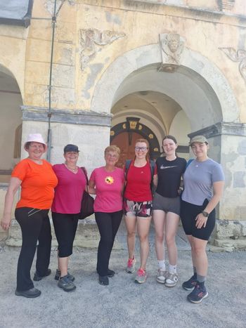 Premierni dogodek »100 žensk na Trško goro« povezal srčnost, gibanje in navdih