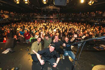 Kronika – prijatelji, ki dihajo z oboževalci Kronika – prijatelji, ki dihajo z oboževalci