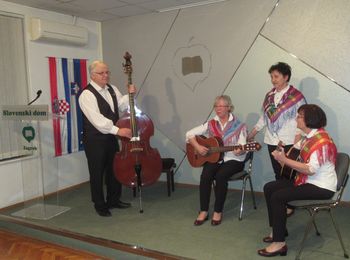 Slovenska himna ob letošnjem slovenskem kulturnem prazniku sredi Zagreba