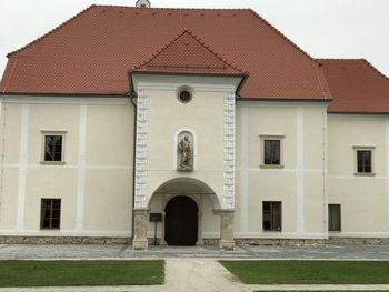 Razstave v oplotniški graščini ob svetovnem dnevu kmetic