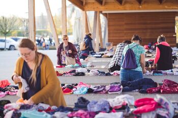 Izmenjevalnica oblačil na Tržnici Medvode