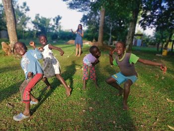 POTOPISNO PREDAVANJE - ANJA RADŠEL: Afriški otroci ne jočejo: pogled v življenje na afriškem podeželju 