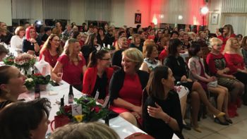 Ženski večer je tokrat žarel v rdečih odtenkih