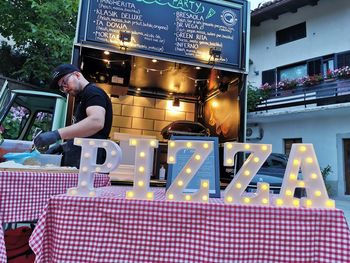 Pizza napolitana v Jolly-ju