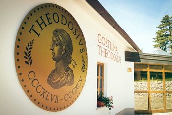 Pogostitev v Gostilni Theodosius