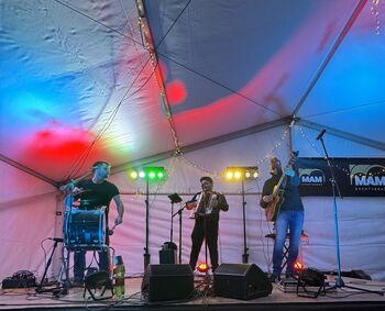 Silvestrovanje na Glavnem trgu v Vipavi navdušilo obiskovalce Silvestrovanje na Glavnem trgu v Vipavi navdušilo obiskovalce