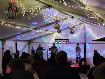 Lanthierijeva brunarica 2025 – praznično srce Vipave Lanthierijeva brunarica 2025 – praznično srce Vipave