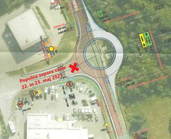 Popolna zapora ceste v krožišču pri industrijski coni