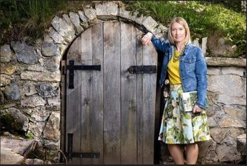 Odpiramo pravljična vrata z Ireno Cerar: pravljice za zvedave otroke in njihove starše