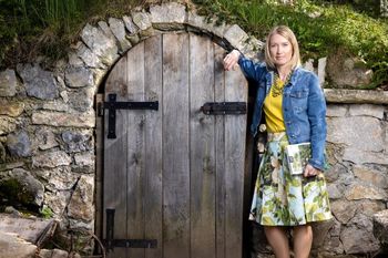 Odpiramo pravljična vrata z Ireno Cerar: pravljice za zvedave otroke in njihove starše