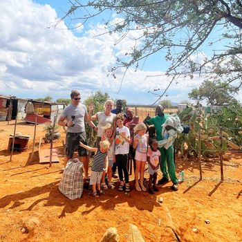 PRESTAVLJENO: Potopis: S petimi otroki v Afriko