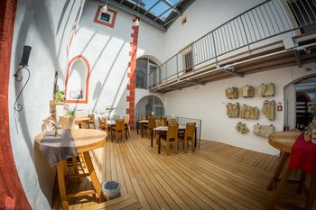 Oddaja gostinskega lokala na gradu Komenda v najem