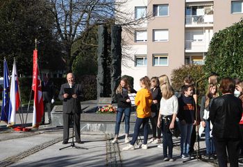 V spomin in opomin mladim