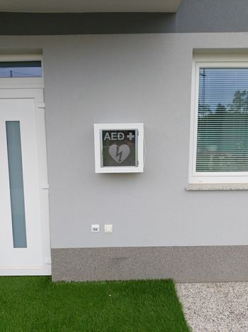 Hitra pomoč ob zastojih srca – nakup dveh novih defibrilatorjev