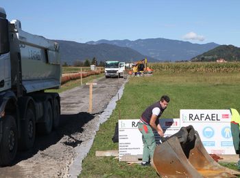 Navezovalna cesta se že gradi