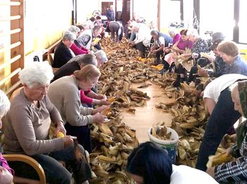 Ličkanje koruze, sodelovalo kar 50 stanovalcev doma