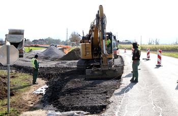 Ukinitev nivojskega prehoda, obnova dovozne ceste in preusmeritev prometa