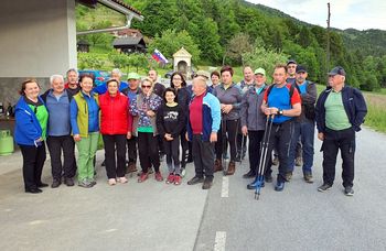 12 ur  pohodov, 142 udeležencev