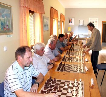 Simultanka 90-letnika na 11 deskah