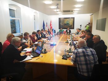 Za svetniki še zadnja seja tega mandata