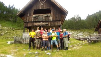 Člani Društva upokojencev Andraž na pohodu na Dedno polje