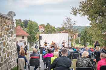 Glasbeno obarvano odprtje novega gostinskega lokala na gradu Komenda