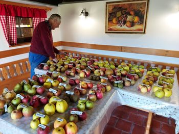 Stara dobra jabolka tokrat v najlepši ohranjeni Jelovškovi kašči v Andražu nad Polzelo