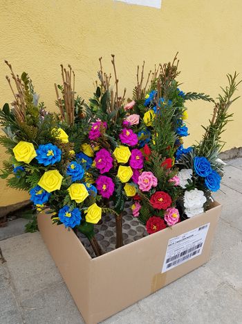 V Karitas Polzela smo izdelovali cvetje iz papirja in butarice