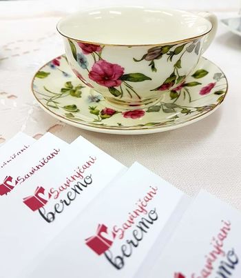 Podarimo knjigo in cvet