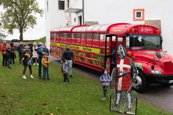 Grad Komenda je obiskalo atraktivno vozilo z žalske BUSture