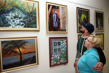 Razstava ponuja obiskovalcem slikovito podobo pesmi Neže Maurer