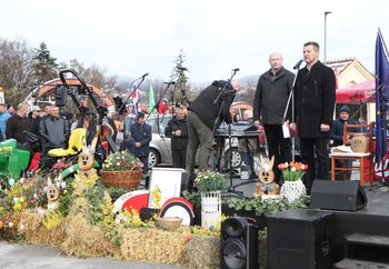 Pred delom na poljih blagoslov traktorjev