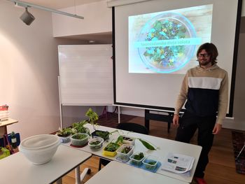 Na gradu Komenda degustacija divje solate