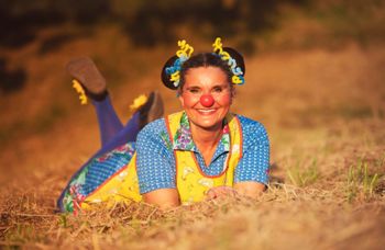 Klovnesa Eva Š. Maurer ob otvoritvi otroškega igrišča v Šeneku