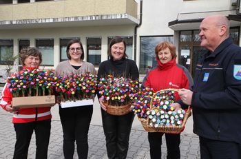 Prostovoljke Krajevne organizacije Rdečega križa in Župnijske Karitas Polzela obdarile zaposlene v domu upokojencev, zdravstvenem domu in lekarni