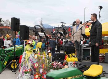 Blagoslov traktorjev pred začetkom dela na poljih