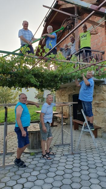 Postavljanje klopotca v vinogradu