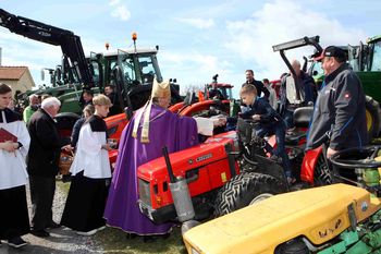 Pred delom na poljih blagoslov traktorjev