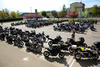 Motoristi ob beli nedelji obiskali grad Komenda