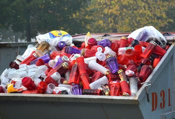 Nepravilno odloženi odpadki v zabojnikih za odpadne nagrobne sveče
