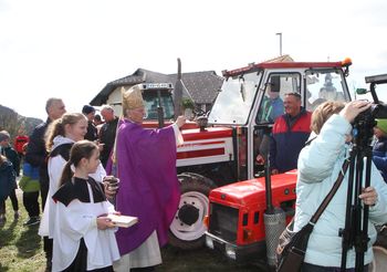 Pred delom na poljih blagoslov traktorjev