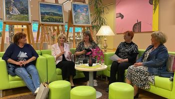 V Občinski knjižnici Prebold razstavlja Franica Šporn