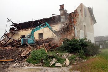 V Ločici ob Savinji rušijo dotrajan zadružni dom