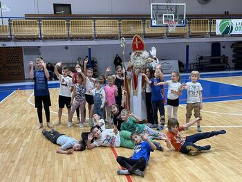 Praznični oviratlon navdušil najmlajše Praznični oviratlon navdušil najmlajše