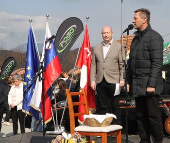 Pred delom na poljih blagoslov traktorjev Pred delom na poljih blagoslov traktorjev