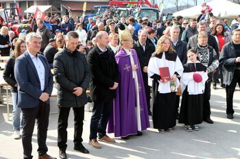 Pred delom na poljih blagoslov traktorjev