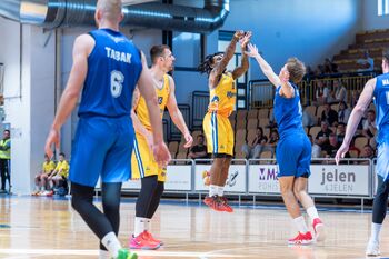 Zmaga Hopsov po podaljšku – 99:94