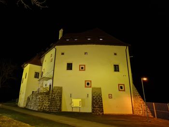 V znak podpore razsvetlili Komendo