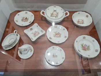 Nova razstava o poročnem darilu – jedilnem servisu na gradu Komenda